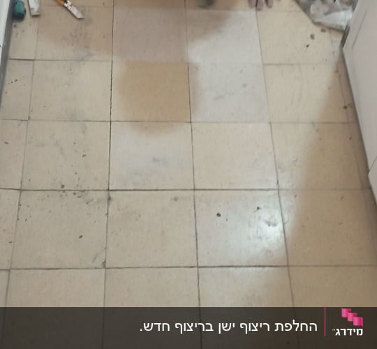 אדם עובד על תיקון רצפה עם כלים